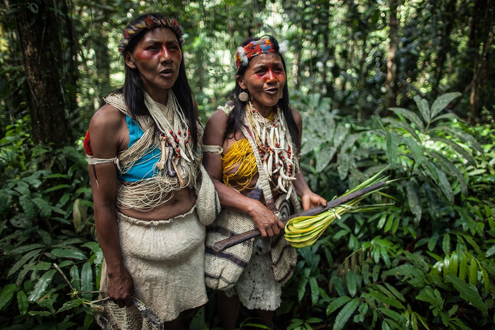 Dwie kobiety z amazońskiego plemienia Huaorani z Ekwadoru ubrane w tradycyjne stroje i ozdoby.