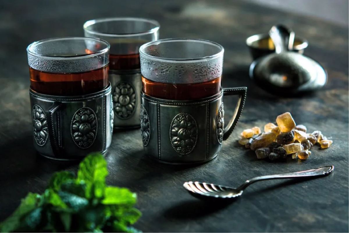 Dawniej w Polsce i Europie Wschodniej pijało się herbatę w szklankach umieszczonych w metalowych koszyczkach.