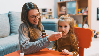 mama podaje dziewczynce lekarstwo