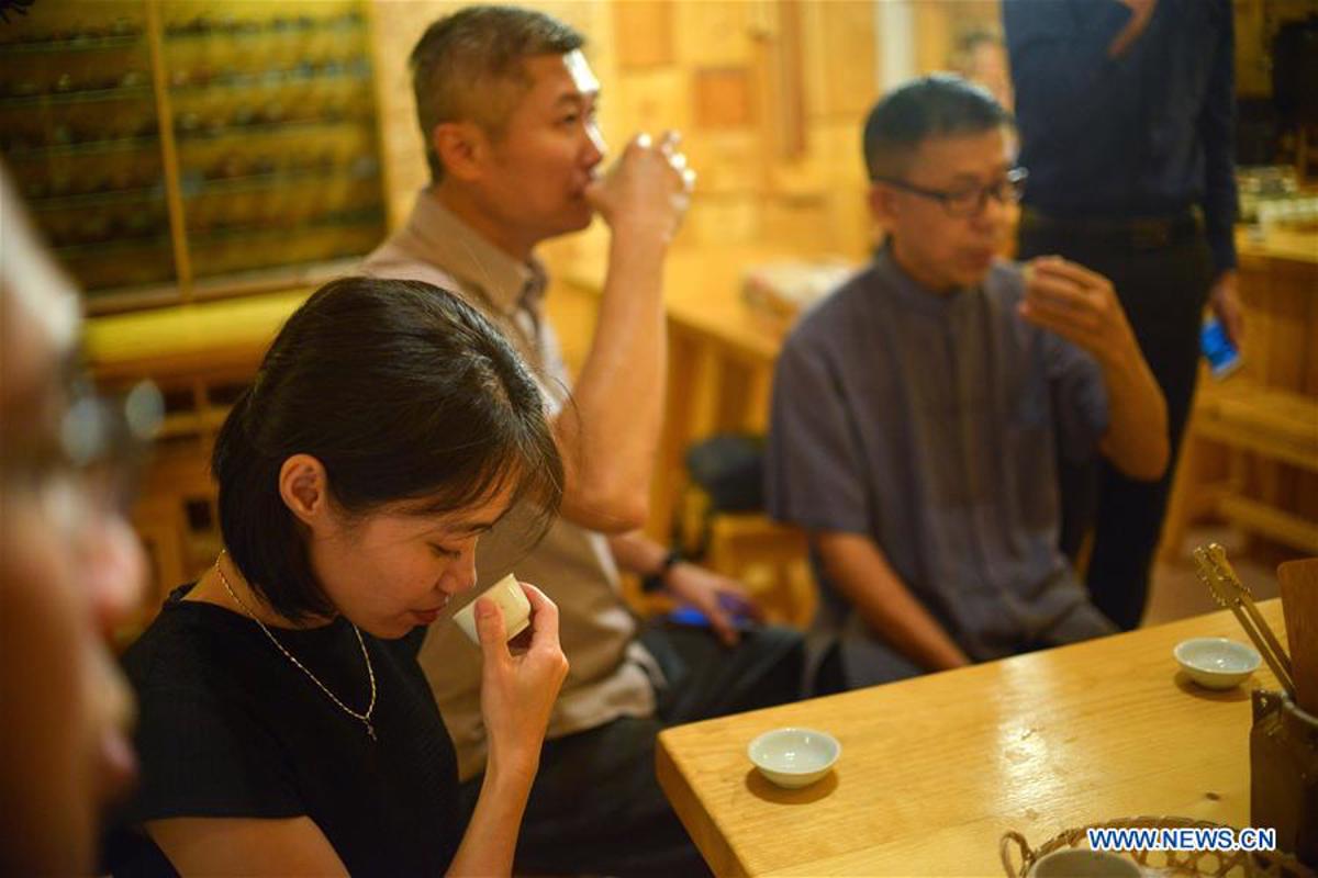 Tradycyjna degustacja herbaty polega na powolnym delektowaniu się jej zapachem i smakiem z maleńkich czarek. Źródło: http://en.people.cn/n3/2019/0613/c90000-9587588-15.html