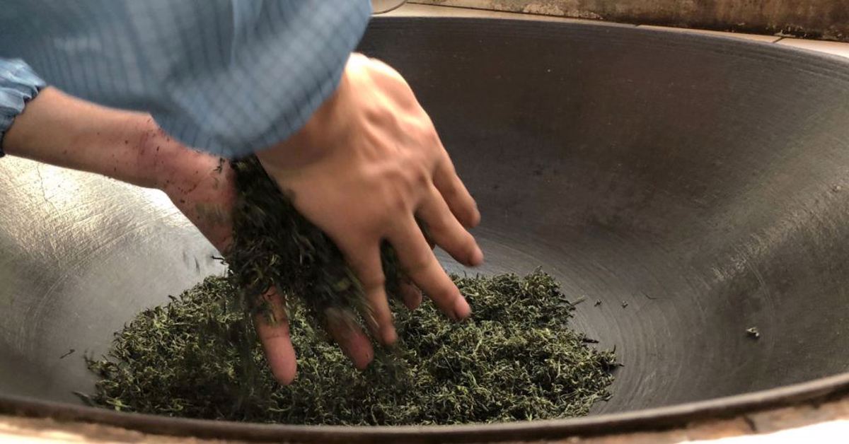 Prażenie liści na woku. Źródło: https://sevencups.com/learn-about-tea/green-tea/