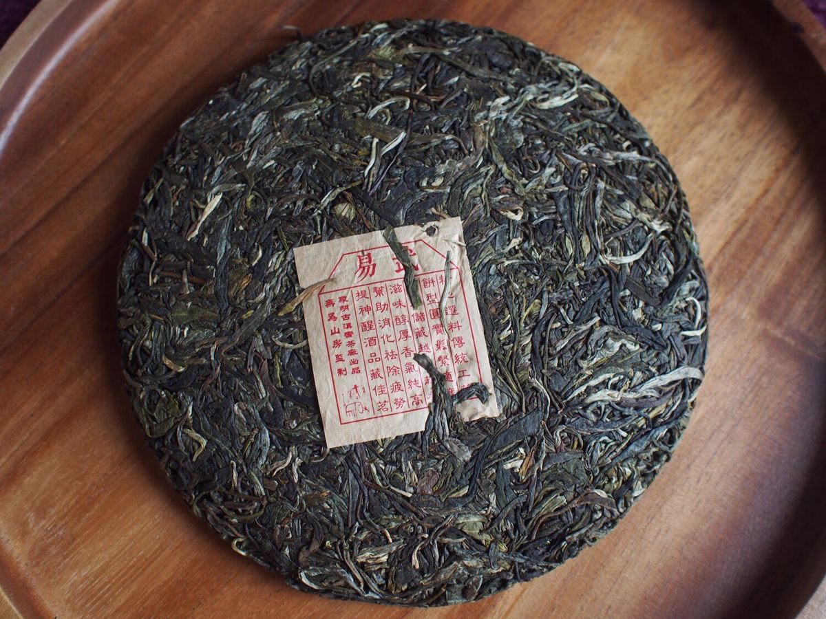 Ciastko pu-erh sheng. Źródło: https://www.tshopny.com/shop/2023-yiwu-raw-puerh-cake