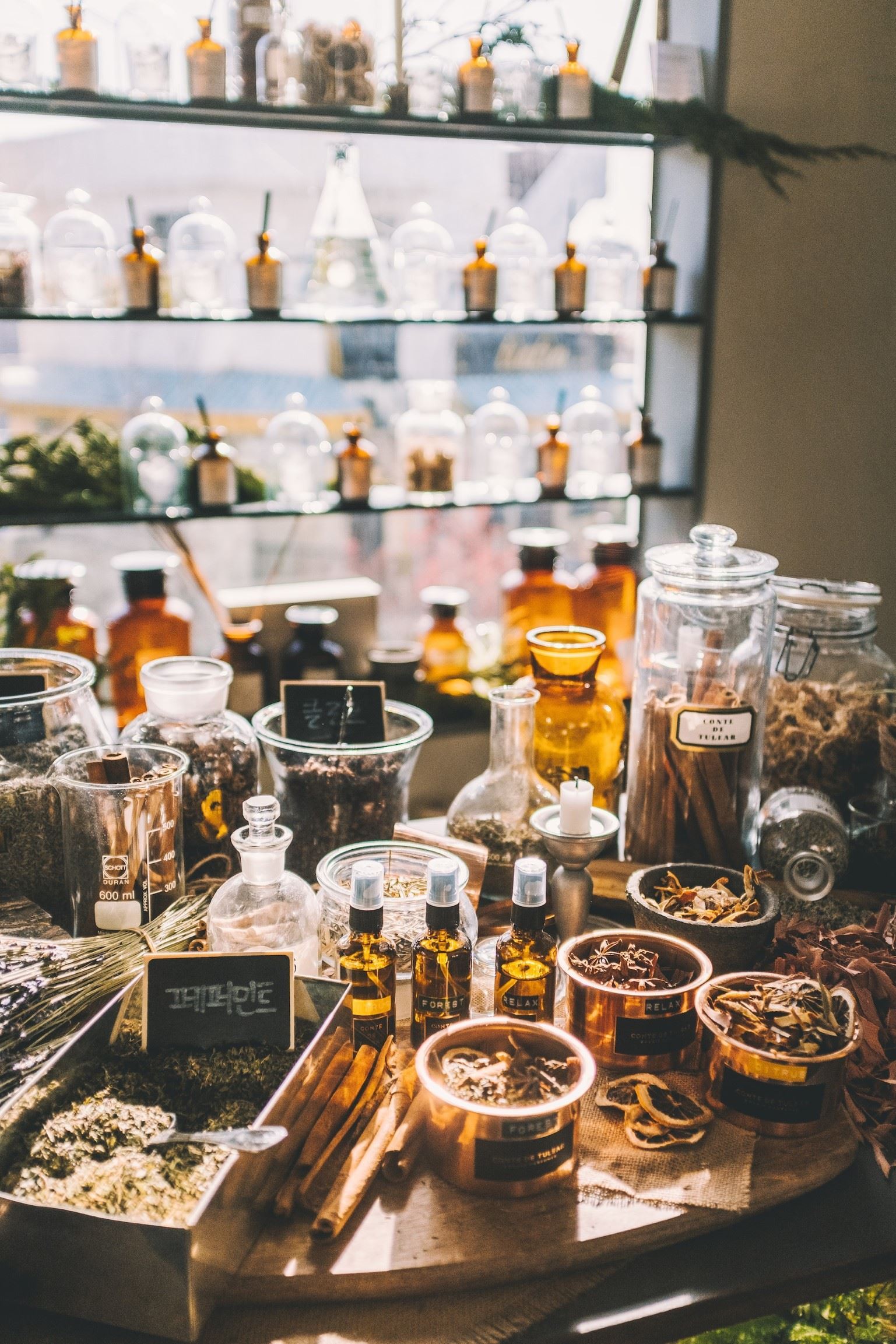 Zioła w szklanych pojemnikach